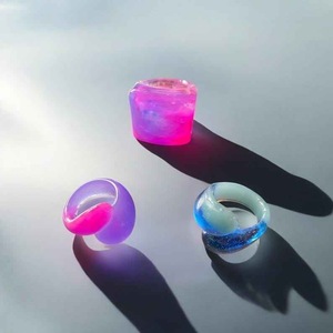 Anneaux en résine acrylique de forme ronde, fabriqués à la main, anneaux d'amour pour femmes, bijoux de fête, vente en gros au meilleur prix - Product Image 4