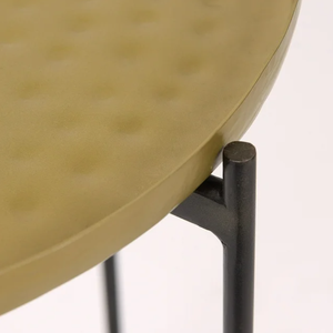 Plateau rond martelé or en métal avec support noir Table d'appoint artisanale pour la décoration du salon - Product Image 6