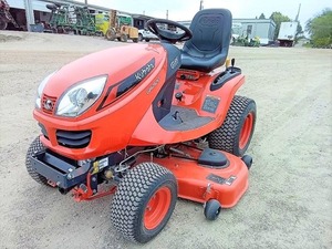 Tractor cortacésped Kubota Gra120 rojo con tracción en 2 ruedas y transmisión de engranajes, fácil de operar. - Product Image 5