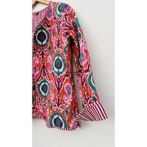 Manteau en coton matelassé bohème fait main, veste Kantha patchwork à capuche, col réversible, coupe courte personnalisée pour le printemps et l'automne pour femmes - Product Image 2