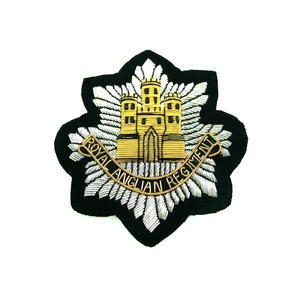 Badges de blazer personnalisés de haute qualité, faits à la main, avec broderie en fil d'or - Product Image 3