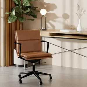 Загадочный винтажный загар и черный офисный стул