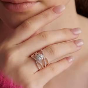 Bague solitaire ronde en or 18 carats avec diamant central de 0.50 ct et diamants latéraux sertis de halo Bijoux de mariée élégants - Product Image 1