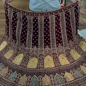 Ensemble exclusif Rajwadi Velvet Lehenga Pâte coupée Jarkan Work 11000 Tissu Long Work Choli 2.5M Bordure Dupatta pour les fêtes d'hiver - Product Image 3