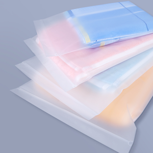 Sacs d'emballage pour vêtements en polyéthylène mat, imperméables, recyclables, avec fermeture éclair givrée, logo imprimé personnalisé, taille plus - Product Image 6