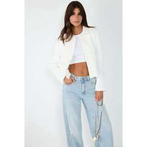 Top corto con adornos de piedras - Product Image 1