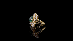Anillo Elegante con Piedra Verde Laboratorio y Detalles de Diamantes en Forma de Pera y Marquesa |   Ropa para Fiestas y Bodas - Product Image 2