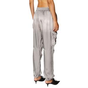 P mirow กางเกงคาร์โก้ N1ผ้าซาตินสีเงิน, กางเกงเอวยางยืดปรับสูงปานกลางใส่ได้พอดีกับกระเป๋าข้างและรายละเอียด ruched - Product Image 4