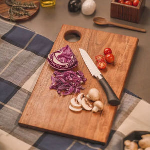 Grande planche à découper en bois avec des bords rustiques naturels pour une présentation de table authentique de style ferme - Product Image 1