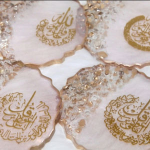Sous-verres élégants en résine avec calligraphie arabe, ensemble de sous-verres islamiques faits à la main avec des accents dorés, parfaits pour les cadeaux islamiques - Product Image 1