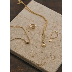 Collar The Estate en Oro Amarillo con Patrón de Formas Geométricas - Product Image 6