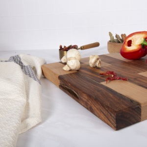 Tabla de servir y cortar de madera mixta de lujo con mosaico - Plato de madera maciza de 3 cm de grosor - Diseño de contraste de vetas naturales - Product Image 3