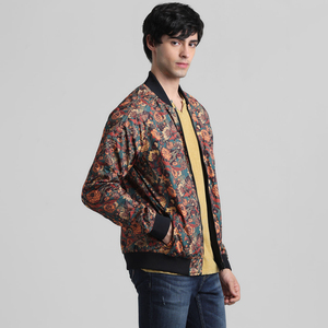 Chaqueta de bombardero personalizada para hombre de estilo callejero, chaqueta de lona sublimada de alta calidad con cuello levantado para uso en exteriores - Product Image 2