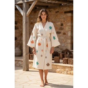 Bata de algodón 100% orgánico Varol para mujer con cuello tipo kimono, transpirable y cómoda, de tela gofrada para invierno, con logo personalizado y estampado de otoño. - Product Image 1