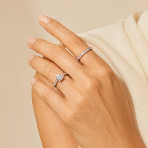 Anillo de Compromiso Jeulia Minimalista con Diamantes Redondos en Pavé - Product Image 5