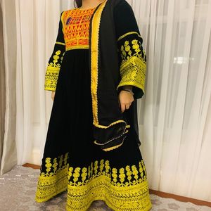 Robes de mariée traditionnelles pour femmes avec décoration de pièces de monnaie au tarif de gros en belle couleur et dessins et couleurs personnalisés - Product Image 5