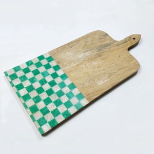 Bloc à découper élégant en bois rose et en résine fait à la main - Product Image 4