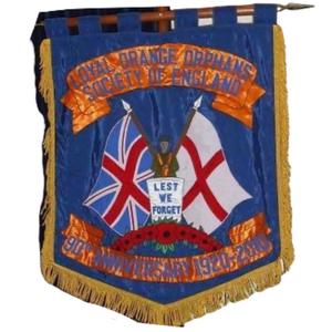 Ceci est une bannière cérémonielle pour la fanfare des « Défenseurs de la Couronne » de Mossley, qui est liée à l'loyalisme d'Ulster. - Product Image 4