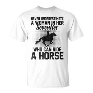 Camiseta para entusiastas del equitación: Nunca subestimes a una mujer de setenta años - Product Image 1
