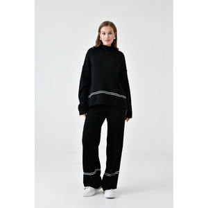Ensemble de tricot deux pièces composé d'un pull oversize et d'un pantalon taille haute - Product Image 1