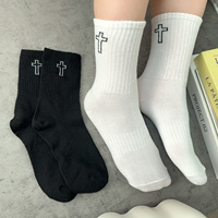 Chaussettes unisexes mi-mollet décontractées pour hommes, chaussettes de sport respirantes en tricot à coupe haute, design croisé noir/blanc pour couple