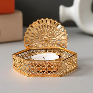 Porte-bougie décoratif en métal doré pour Diwali, conçu pour projeter de magnifiques motifs de lumière de bougie et ajouter de la beauté festive aux maisons - Product Image 1