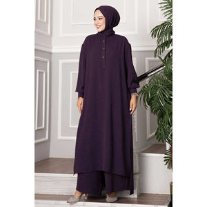 Conjunto de Dos Piezas de Hijab Casual Otoñal en Satén y Chifón Color Ciruela con Diseño Largo de Medio Botón y Adornos de Cuentas - Product Image 1