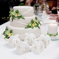 Boîte cadeau de petites friandises délicieuses avec rubans, nœuds et étiquettes fleuries pour mariage, baby shower, fête, baptême, cadeau de remerciement