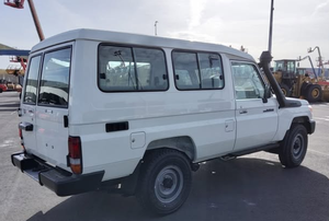 Camioneta utilitaria 4x4 modelo 2023 diseñada para todoterreno, motor diésel, transmisión manual, lista para ser enviada. - Product Image 3