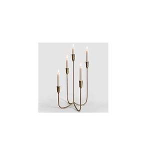 Candelabros de metal que realzan hermosamente los repisas de chimenea, creando puntos de atención atractivos con iluminación basada en velas. - Product Image 6