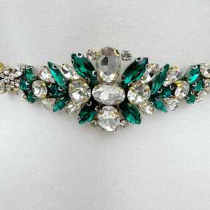 Cinturón de Novia Ajustable con Pedrería Esmeralda Bridella BS128GKL para Bodas, Bailes de Graduación y Eventos Formales - Product Image 4