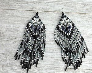 Magnifiques boucles d'oreilles pendantes longues à franges et pompons, faites à la main, multicolores, ornées de perles de rocaille - Product Image 1