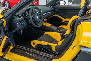 Porsche 718 Spyder RS Weissach 2025 Amarillo Veloz - Product Image 5