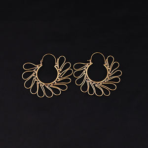 Boucles d'oreilles créoles tendance en laiton plaqué or en forme de pétale - Product Image 2