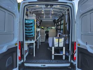 E-TRASIT 350 AWD Sedán 2022, Batería de Litio, Neumáticos R18, Asientos de Cuero, Motor Doble, Techo Panorámico, Faros LED - Product Image 2