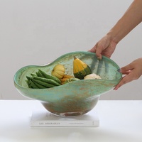 Plateau-bol artisanal Bixuan en verre sodocalcique vert aqua avec taches de cuivre, soufflé à la bouche, forme libre, grand rebord ondulé, assiette à fruits, décoration moderne