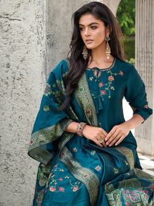 Fournisseur en gros de tenues indiennes pour femmes, comprenant kurta, pantalon et dupatta. - Product Image 2