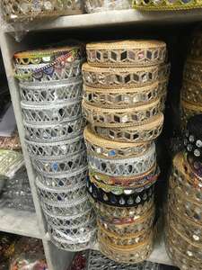 Embellecedor de encaje bordado con espejo personalizado para bolsas de ropa de lujo Accesorio listo para festivales brillantes y audaces con trabajo de espejo brillante - Product Image 2