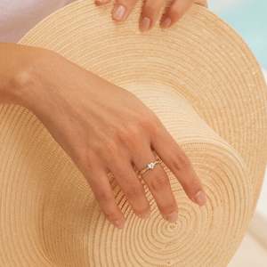 แหวน Jeulia Minimalist Twist Gold Pav Heart Promise ดีไซน์รูปหัวใจประดับทองคำ พร้อมดีเทลรูปตัววี สำหรับวันครบรอบ - Product Image 5