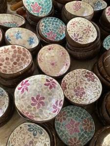 ชามเปลือกมะพร้าวฝังมุกอย่างประณีต สำหรับตกแต่งอาหารหรูหรา ผลิตจากไม้ไผ่เคลือบเงาอย่างยั่งยืน งานฝีมือสั่งทำพิเศษ - Product Image 6