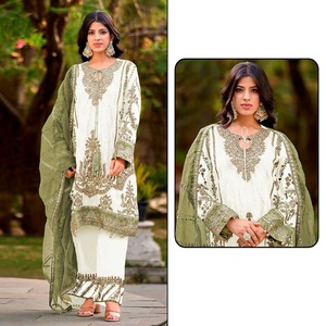 Dernière collection pakistanaise Salwar Kameez pour femmes avec embellissements lourds et style classique au meilleur prix - Product Image 1