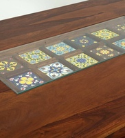 Table basse en bois rustique moderne artisanale, style bois massif, incrustation de carreaux en céramique, design personnalisable, livraison rapide, décoration intérieure