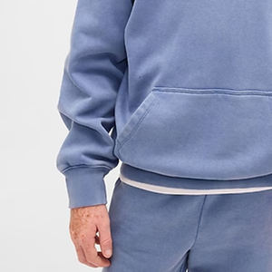 Sweat à capuche pour garçons avec épaules tombantes et logo personnalisable pour les acheteurs en gros, prix avantageux / Manches longues et poches kangourou - Product Image 3