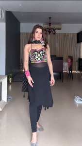 ชุดคุर्ตาผ้าจอร์เจตต์สำหรับงานเทศกาลสำหรับผู้หญิง พร้อมผ้าคลุมไหล่ปักลายกระจกแท้และกางเกง - เสื้อผ้าอินเดียและปากีสถาน - Product Image 5