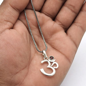 Meilleure vente nouveau Design 925 argent Sterling grenat naturel pierre précieuse indien religieux Om pendentif janvier pierre de naissance bijoux inde - Product Image 3