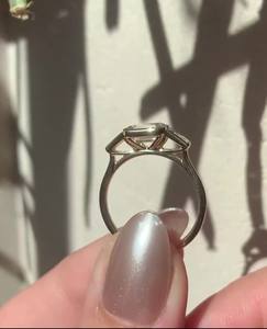 10x7มม. แหวนเพชรมอยส์ซอไนต์ตัดมรกตแหวนหมั้นมินิมอลลิสต์ | หินสามด้านชุบทอง18K - Product Image 2