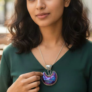 20% de Descuento en Colgante de Mosaico de Luna Creciente Iridiscente Morado Hecho a Mano Estilo Bohemio con Cadena de Bambú, Idea de Regalo de Año Nuevo - Product Image 2