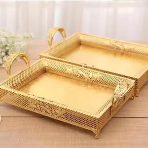 Plateau métallique de service épais de qualité parfaite le plus vendu avec la poignée étonnante pour la table luxueuse de dîner - Product Image 1