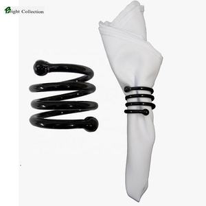 Anneau de serviette en fer en vrac, anneau de serviette en spirale noir fait à la main ondulé conception incurvée vaisselle anneau de serviette noir - Product Image 1