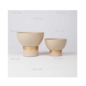 Juego de 2 Fruteros de Acero Dorado con Base de Madera, Diferentes Tamaños, para Frutos Secos, en Venta - Product Image 4